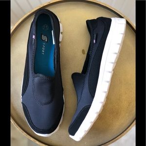 SPORT WOMENS SLIP ON SNEAKER. BLACK SIZE: 11.